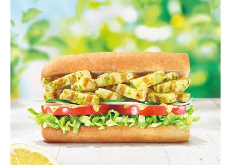「爽やかサラダチキン～日向夏香るクリーミーソース～」 カロリー：317kcal 糖質：36.5g たんぱく質：20.3g