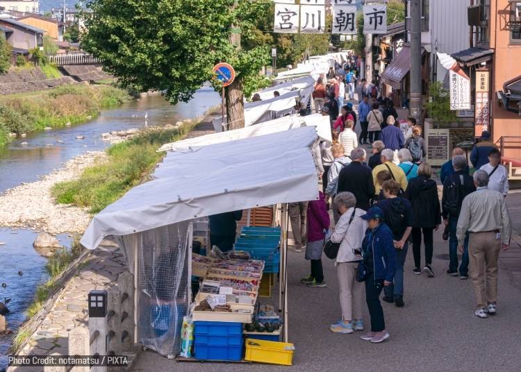 2. 到高山有名的朝市展開一天的行程