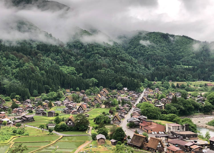 白川郷を一望できる絶景スポット「城山展望台（荻町城跡展望台）」