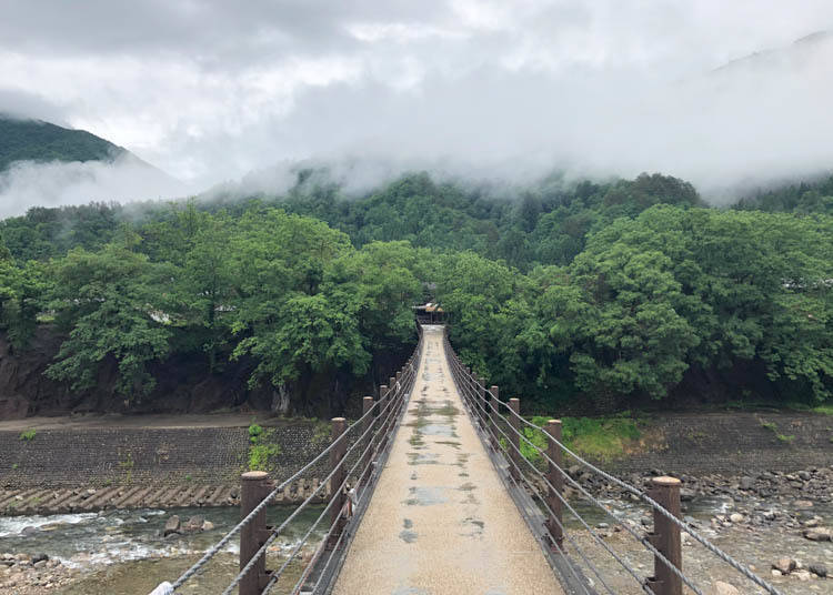 Menyeberangi Sungai Sho yang mengalir melalui Shirakawa di Jambatan Deai