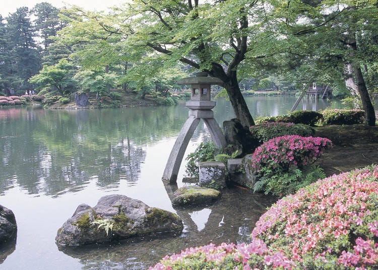 2. Kenroku-en Garden – Appreciate the Beauty of Each Season!