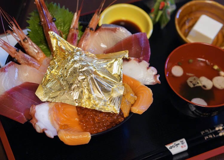 「一番星金箔丼」（小鉢、お吸い物、輪島塗のお箸付き）3900円