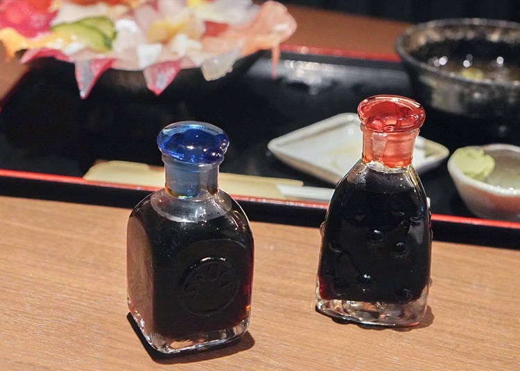 2種類の醤油で楽しめる。赤い蓋の刺身醤油は濃い目の味わい、青い蓋の醤油はカツオ出汁で薄く甘めの味わい