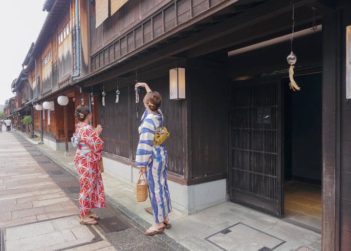 ソフトクリームにトイレも 金沢 ひがし茶屋街 で金箔グルメ スポットを堪能する Live Japan 日本の旅行 観光 体験ガイド