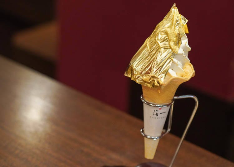 ‘화려한 금박이 토핑된 소프트 아이스크림’ 891엔, 세금 포함.