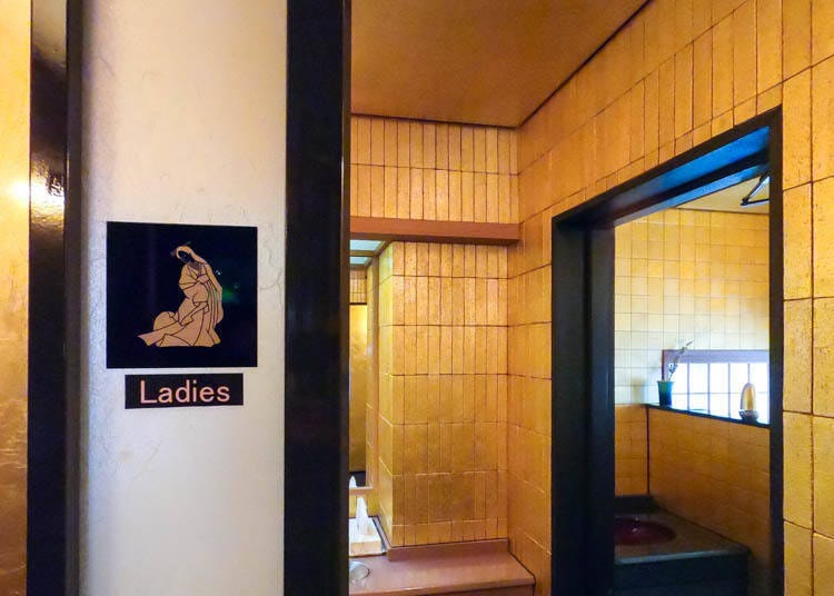 東茶屋街金箔店家③就連廁所都有金箔出沒的浮誇系裝潢「金箔屋SAKUDA」