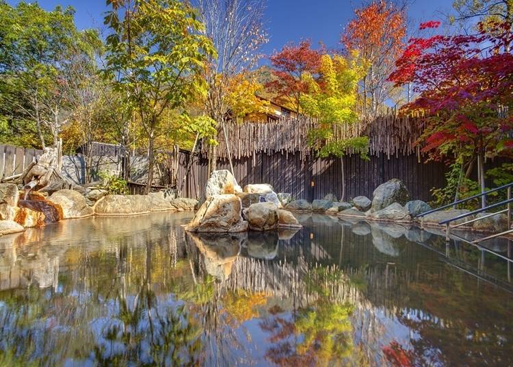 An outdoor bath with a view of autumn leaves (image courtesy of Kyoritsu Maintenance)