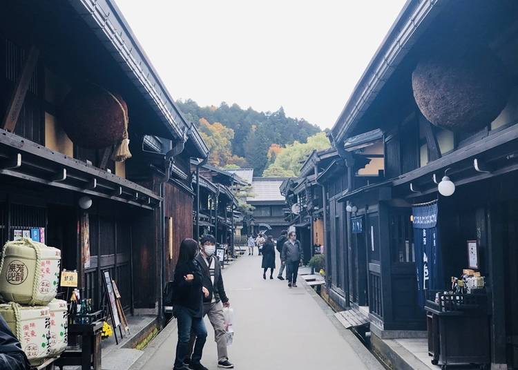 Hida Takayama is blessed with good quality rice, water, and climate, and sake brewing is flourishing. The San-machi Street is lined with many historic sake breweries, where you can enjoy local sake.