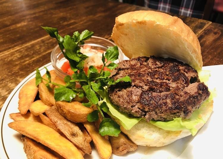 Hida beef hamburger (with fries and salad) 2,700 yen (tax included)
