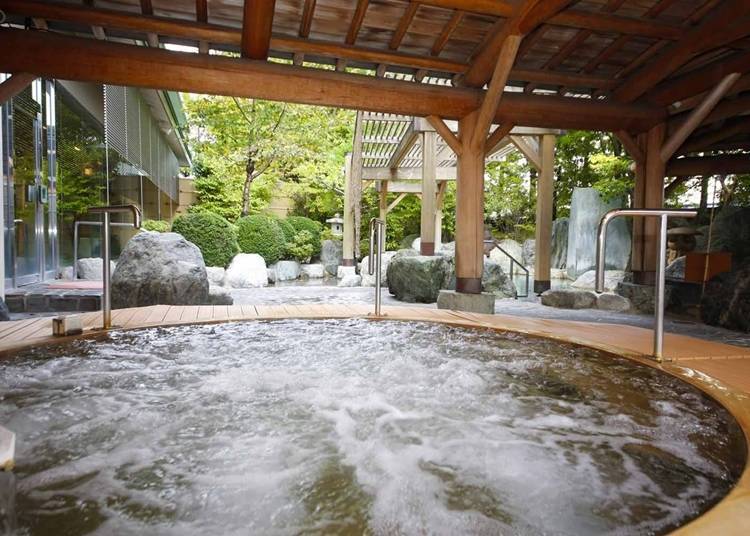 The outdoor garden bath also has a hinoki cypress Jacuzzi (Image courtesy of Takayama Green Hotel)