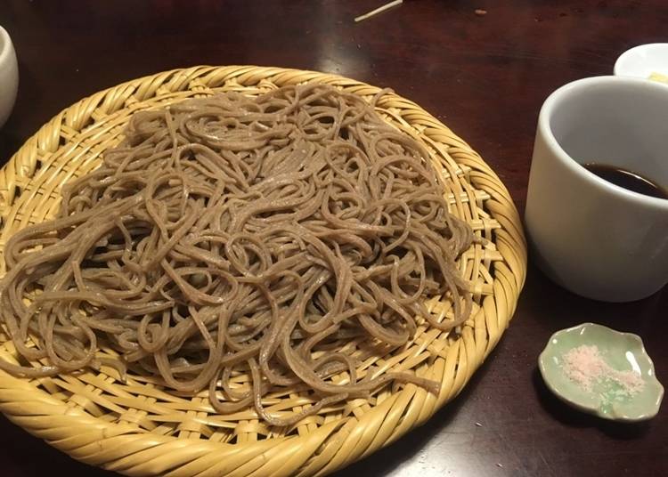 「もりそば」1,000円（税込）。蕎麦に温かいつゆをかけた「かけそば」や、温泉卵をトッピングした「月見そば」などもある