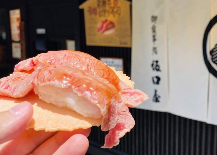 테이크아웃으로 부담 없이 즐길 수 있는 사카구치야의 ‘히다규 니기리즈시’ 700엔(소비세 포함) 테이크아웃 요금/ 매장에서 먹는 요금 800엔(소비세 포함)