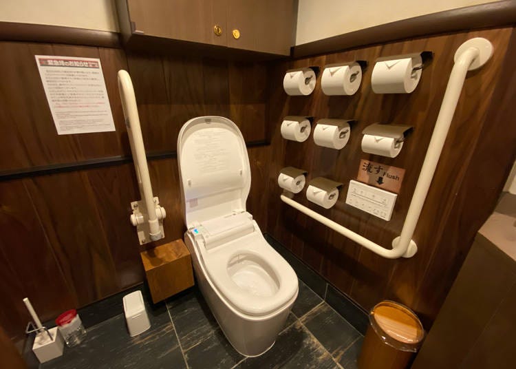 一蘭といえばトイレへのこだわりが強いことでもファンの間で知られています。上野御徒町店のトイレもご覧の通り、トイレットペーパーを切らさない仕掛けがありました