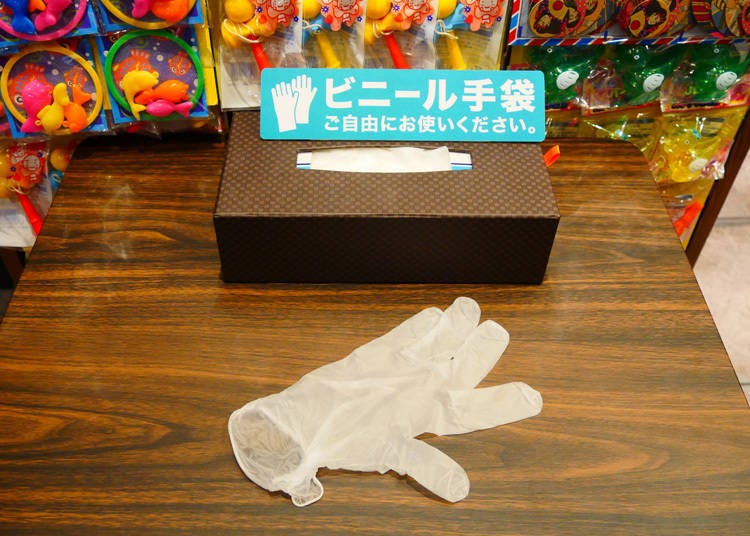可自由取用的塑膠手套，要離開時可以在出口將用過的手套給扔掉