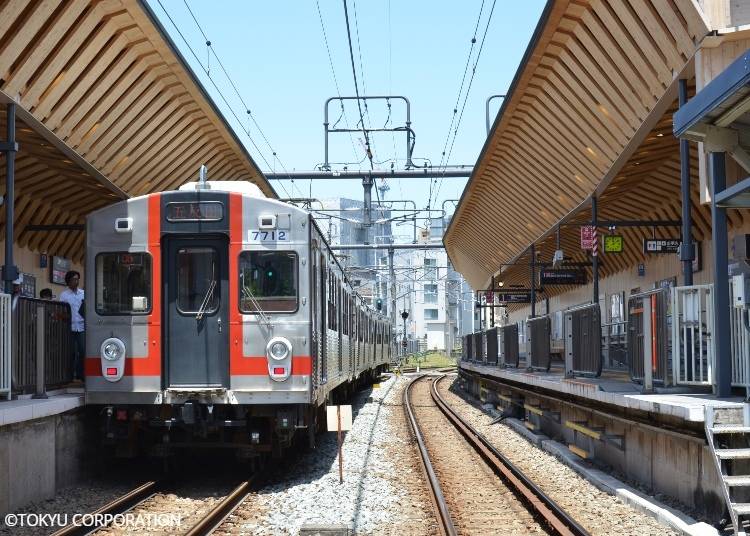 Series 7700 stopped at Togoshi-ginza Station. (Photographed in 2017) Copyright: © TOKYU CORPORATION