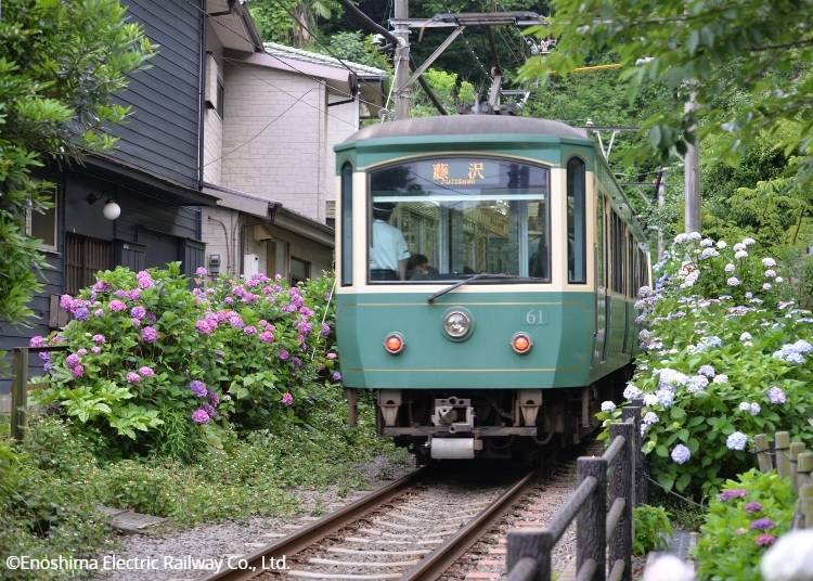 Enoden between Gokurakuji and Hase Stations. ©Enoshima Electric Railway Co., Ltd.