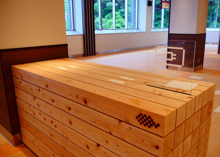 The charging station is powered by a battery, so it can be used even during a power outage.