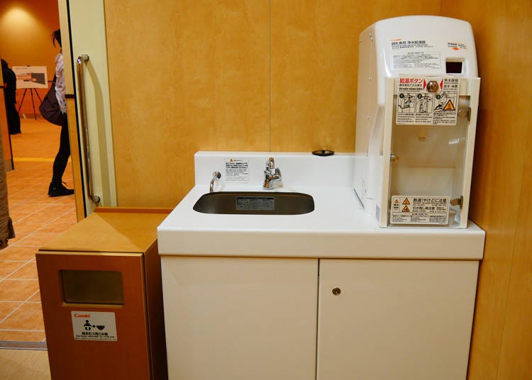 수유실에는 분유를 탈 수 있는 급탕 코너와 기저귀 쓰레기통이 있다.
