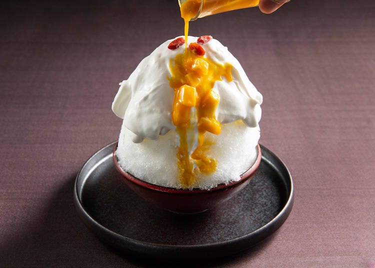 「杏仁みるく〜マンゴーソースを添えて〜」 850円（税サ別）。杏仁風味のふわとろクリームをたっぷり乗せたさわやかなかき氷