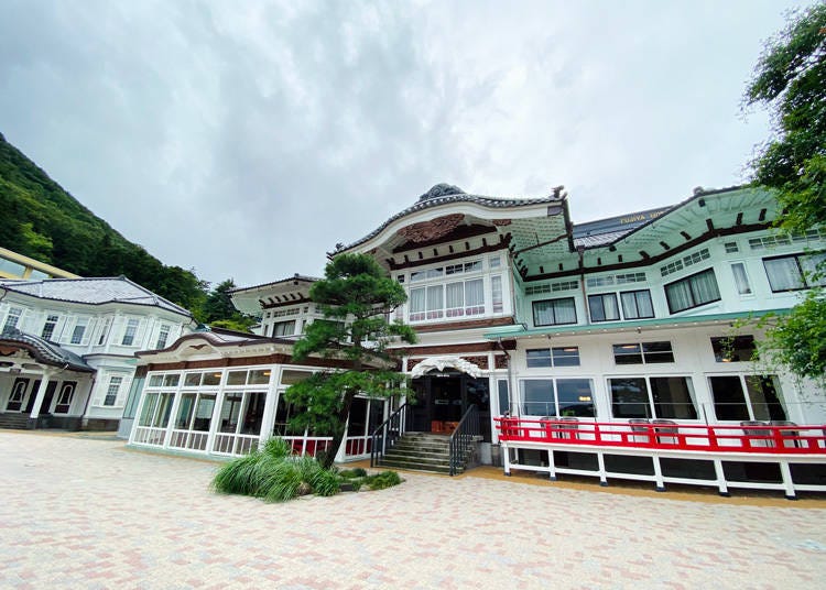 The Fujiya Hotel "Main Building" (in the back left is the "West Building"). Strengthened earthquake resistance while preserving the original appearance.