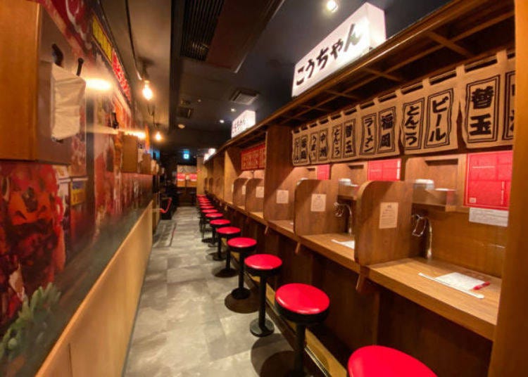"Flavor Concentration Booths" at famous tonkotsu ramen shop Ichiran. There is only one disinfected cup and one pair of chopsticks per seat so that users can enjoy their meals with peace of mind.