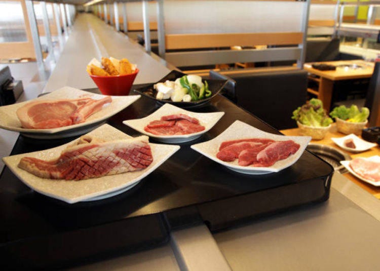 焼肉食べ放題店「上村牧場 京急蒲田第一京浜側道店」。回転寿司でおなじみのレーンを焼肉店に採用しています