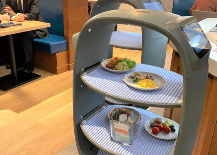 2020년 7월 다마가와 다카시마야에 오픈한 오더 스타일 샐러드 레스토랑　‘THE GALLEY SEAFOOD & GRILL’. 비접촉 로봇이 샐러드를 좌석까지 배달해 준다.