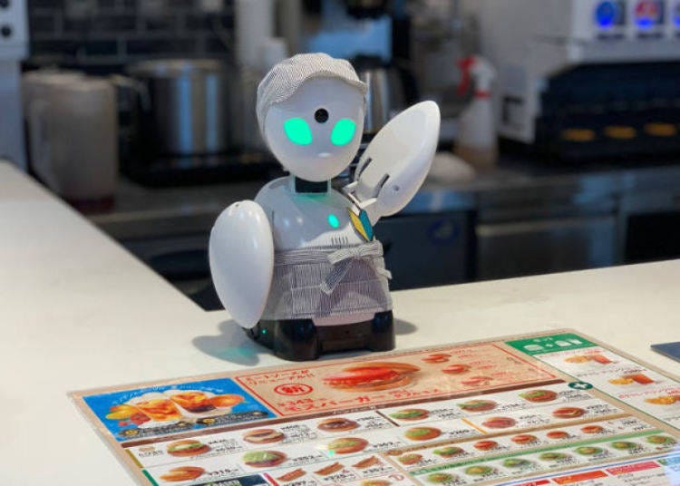 摩斯漢堡大崎店設置了被稱作「慢慢櫃檯」的遠端操作型分身機器人「OriHime（オリヒメ）」，這個機器人也被活用在關西地區，幫助不方便外出的人也能參與服務業來應對客人。