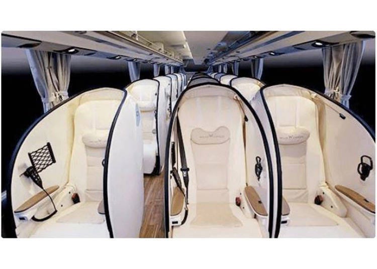 WILLER EXPRESS的獨創座位ReBorn（リボーン），具備可讓乘客保持隱私，放鬆休息的3排半包箱座位。能舒適的讓雙腳伸展，久坐也不累。