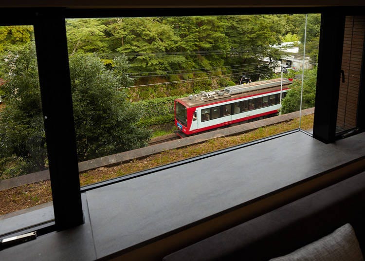 客室の窓から見える登山電車