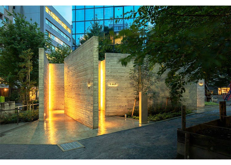 The toilet lit up at night (Courtesy of Nippon Foundation, Photographed by Nagare Satoshi)