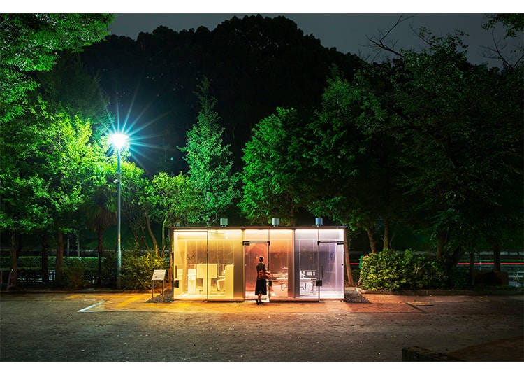 Public toilet in Yoyogi Fukamachi park (Courtesy of Nippon Foundation, Photographed by Nagare Satoshi). The glass on the outer wall becomes opaque when the stall is locked.
