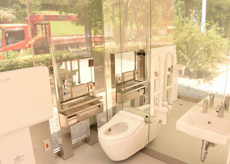 Inside the toilet at Yoyogi Fukamachi Park (Courtesy of The Nippon Foundation)