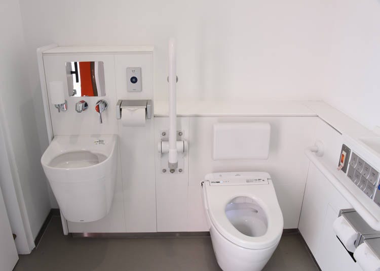 Inside the Higashi Sanchome Public Toilet (Courtesy of Nippon Foundation)