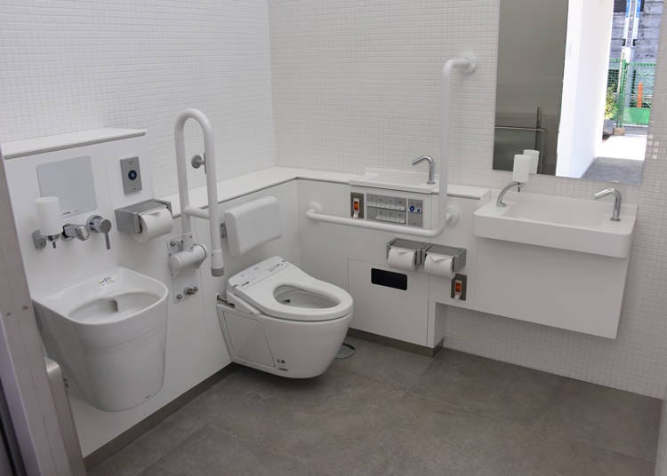 恵比寿東公園のトイレ内の様子（提供：日本財団）