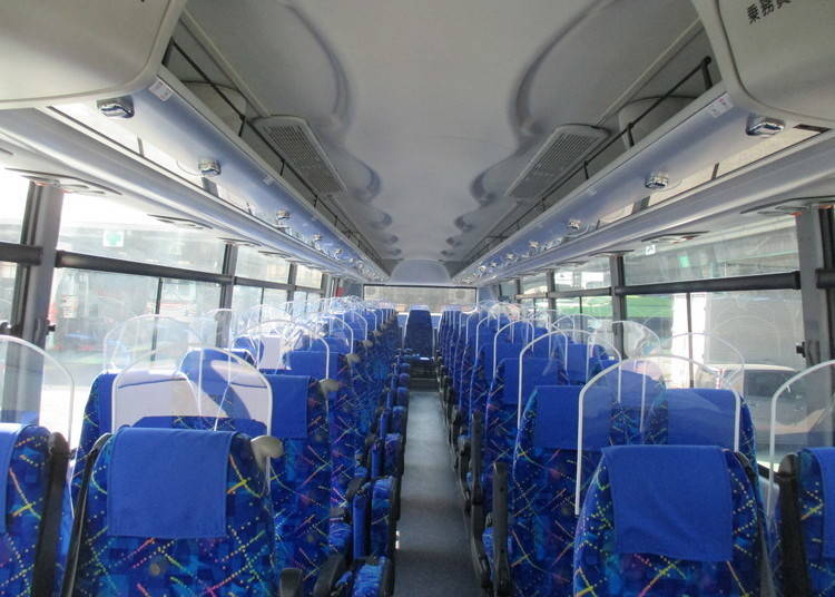 仕切りシートが施され、抗ウイルス・抗菌加工されたバスは20席に制限して販売