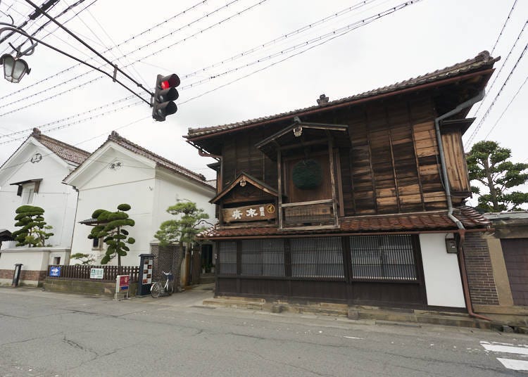 A traditional brewery with a white storehouse (left)