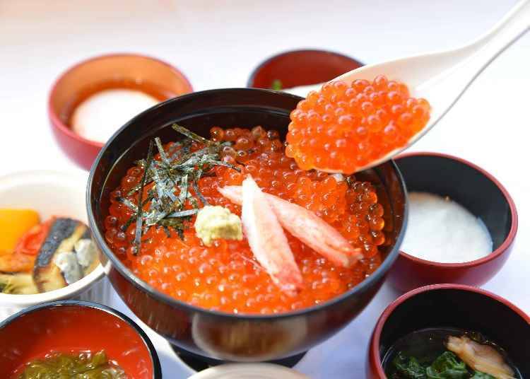 A delicious salmon roe breakfast bowl (limited crab bowls also available)