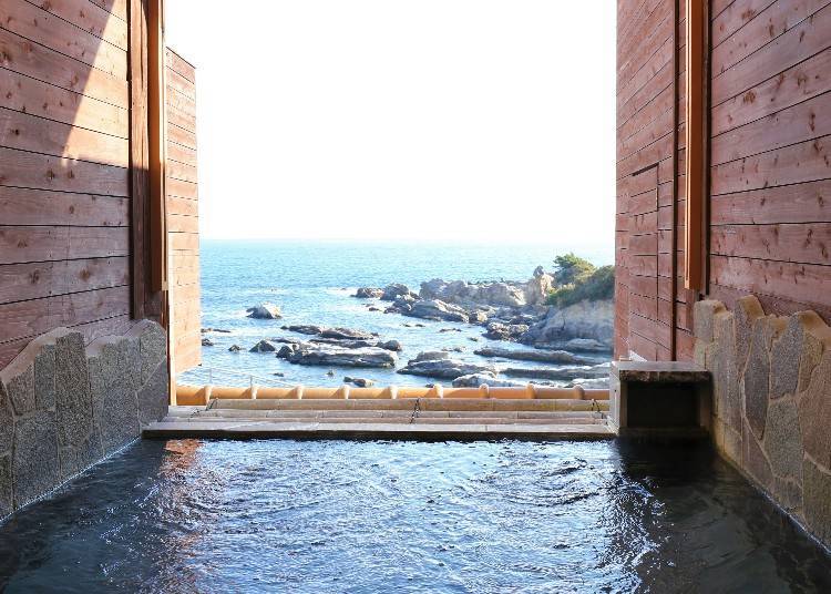 Open-air bath with a view of the sea, overlooking the sea of Kamogawa