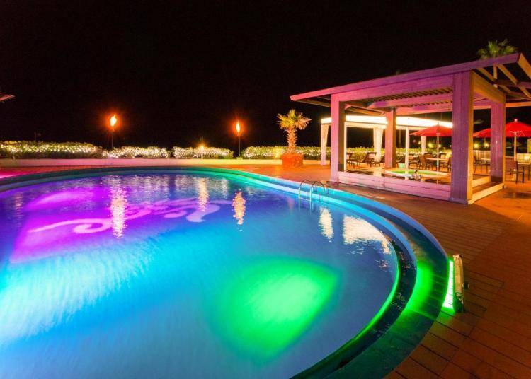 The pool is also open at night! (Image: Booking.com)
