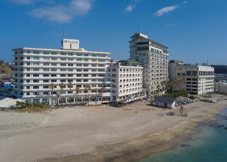 「三日月海洋公園飯店勝浦」前面就是勝浦海灣
