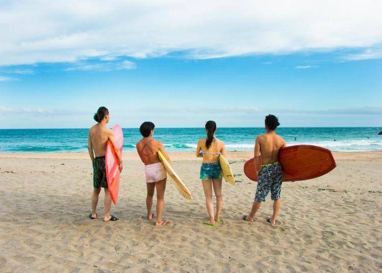 御宿海岸到了夏天會有許多民眾來玩（照片來源：Booking.com）