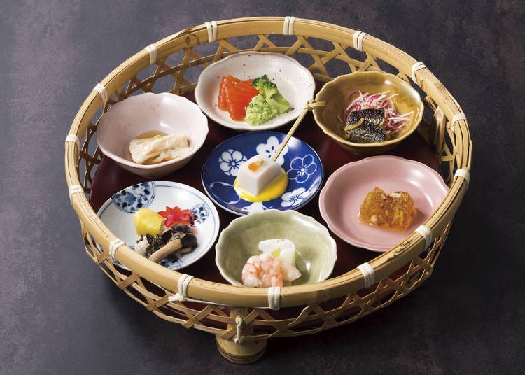 Fifteen kinds of small appetizers served in a basket