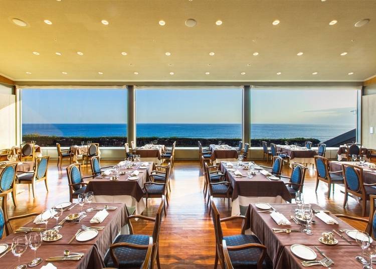 Restaurant Le Trianon with a wide view of the ocean