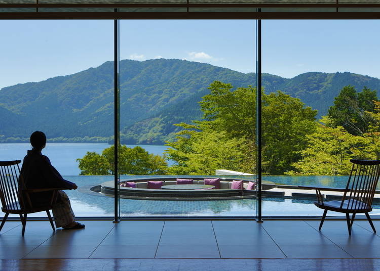 从大厅所望见的芦之湖就像是在看大萤幕中的美景一样