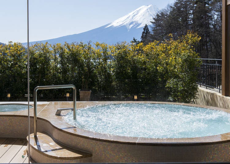 An open-air bath with Mt. Fuji before your eyes