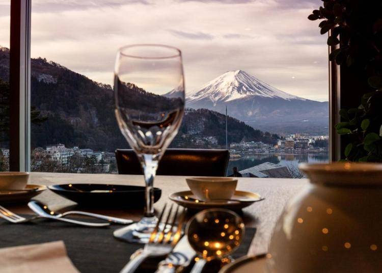 Dine while overlooking Mt. Fuji at the reservation-only restaurant Seikouki (Photo: Booking.com).
