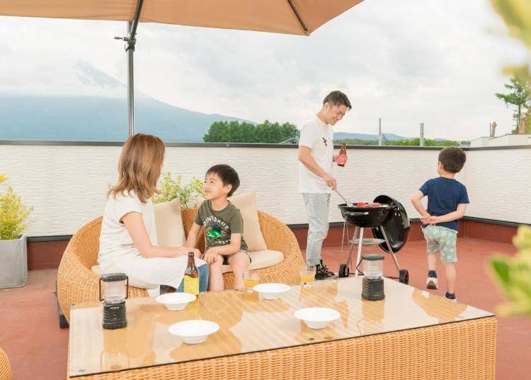 Barbecue on the rooftop, day or night! (Photo: Booking.com)