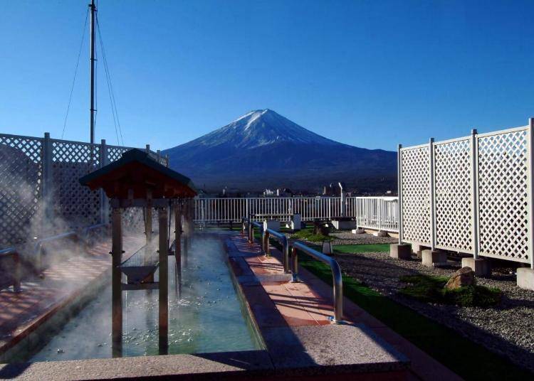 This rooftop natural hot-spring foot bath offers a glorious view of Mt. Fuji! (Photo: Booking.com)