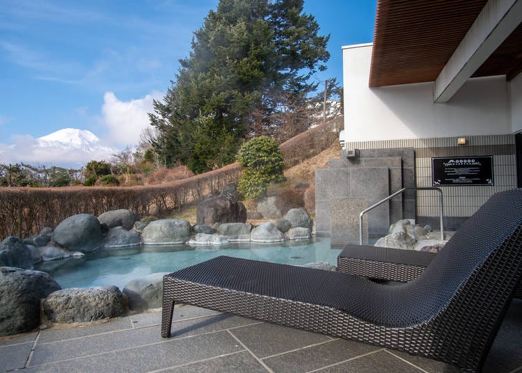 サウナ施設も完備した「満天星の湯」の富士絶景外気浴スペース